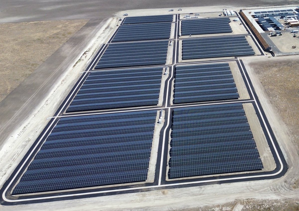 The largest Supercharger in the world is powered by the sun. ☀️

11 MW of solar canopies and 10 Megapacks (39 MWh)