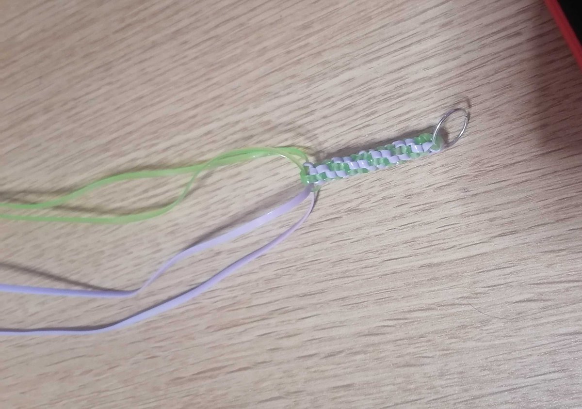 Estoy haciendo una pulsera Owynnami ( o algo así) JAJAJAJASSDDGH que se note que ya me duelen las rodillas 🦗 (¿