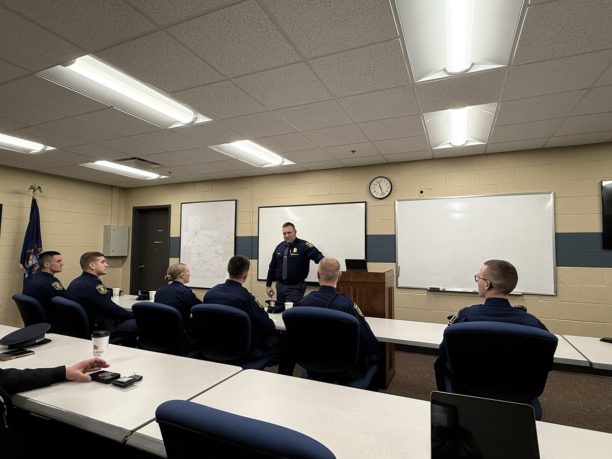 MSPFirstDist's tweet image. Today, our newly graduated MSP troopers assigned to the district had the opportunity to meet with First District Command for an important conversation about the expectations, values, and proud traditions that define the Michigan State Police. During their orientation, the…