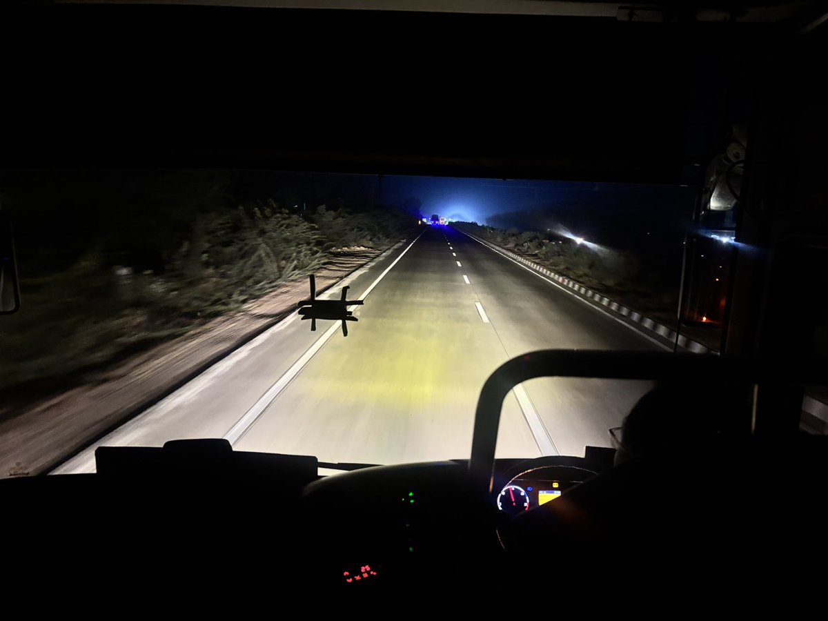 आज पचपदरा गाँव में डांगरी रात में शामिल होना था, इसलिए जयपुर से जोधपुर जाने के लिए रोडवेज की बस पकड़ी। संयोग से मैं ड्राइवर के ठीक पीछे वाली सीट पर बैठा था। बर–जैतारण के बीच अचानक ड्राइवर के फोन की घंटी बजी। उन्होंने फोन उठाया, उधर से कुछ सुना और बस इतना कहा “क्या…?”
अगले ही पल