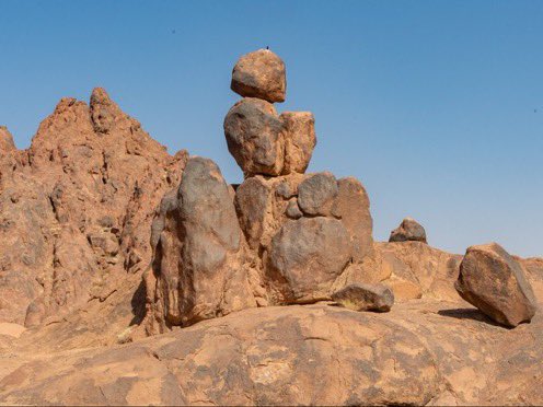 أبو الهول الأصلي وخلفه هرم خوخو  
في شمال المملكة العربية السعودية 
بنته الطبيعة دون تدخل بشري وتم تقليده وبناء شبيه له في عدة مناطق 
#ابو_الهول 
#روح_السعودية 
#visit_saudi