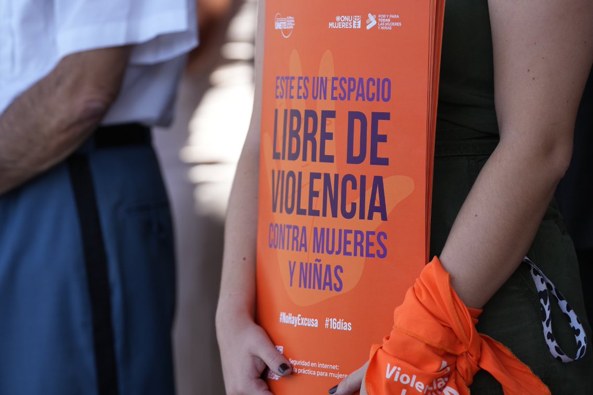 ONUChile's tweet photo. 🧡✊ En el marco del Día Internacional de la Erradicación de la Violencia Contra la Mujer, que este año se centra en la violencia digital, quienes componen #ONUChile se reunieron para reafirmar su compromiso con una vida libre de violencia para mujeres y niñas. https://t.co/ggvgUAxllH