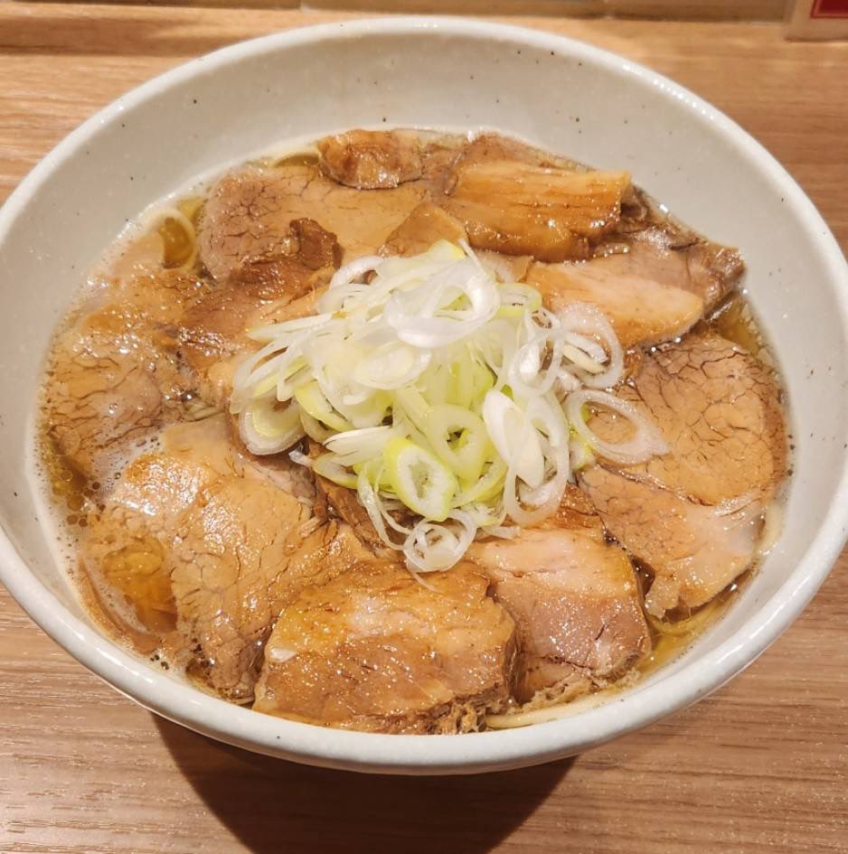 煮干しページ 本日は変則朝昼夜営業🫡 7時～9時 ・らーめん ・裏 11時～15時 18時