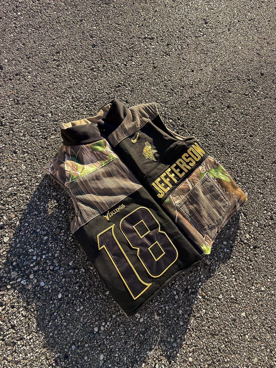 ARIESARCHIVE1's tweet image. My favorite vest I’ve ever made — and I’ll never be able to remake it.
Authentic Jefferson jersey, full camo build, luxe lining.
Only one exists. #skol #Vikings #oneofakind #justinjefferson
