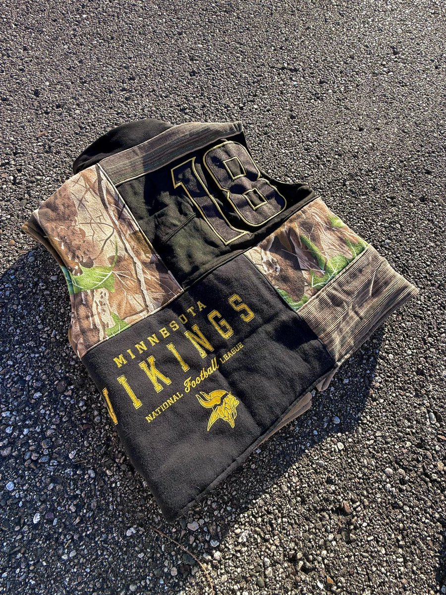 ARIESARCHIVE1's tweet image. My favorite vest I’ve ever made — and I’ll never be able to remake it.
Authentic Jefferson jersey, full camo build, luxe lining.
Only one exists. #skol #Vikings #oneofakind #justinjefferson