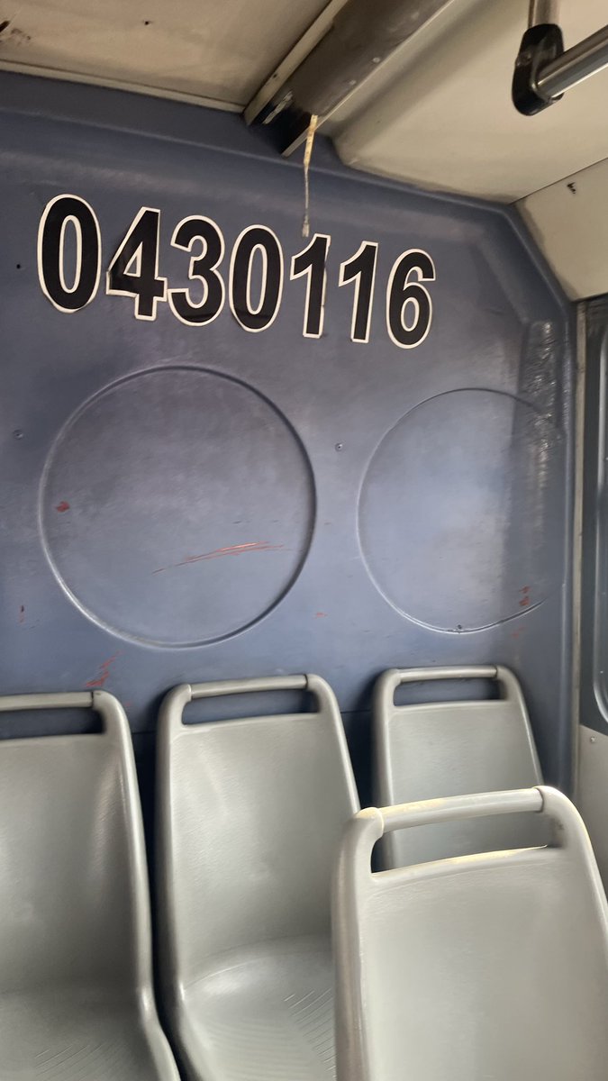 Para eso cobran más las #rutas de la CDMX? Para andar “pasando el pasaje al camión de enfrente ?<a href="/LaSEMOVI/">Secretaría de Movilidad CDMX</a>  con quien se reporta esto? El chofer esta unidad que no la ruta trae visible pidiendo hacer esto