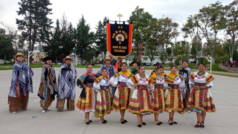 EducacionZ9_Ec's tweet photo. 💃🎉Festejamos a la ciudad en grande con los Desfiles Distritales. Reunimos a la comunidad educativa en espacios llenos de alegría, música, cultura y tradiciones. Desde el corazón de cada institución educativa decimos ¡Qué viva Quito, Educación, Deporte y Cultura!
#ElNuevoEcuador https://t.co/pgniEXpU4J