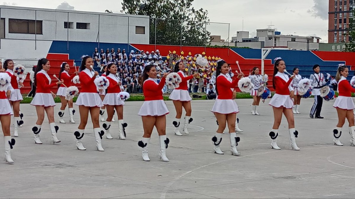 EducacionZ9_Ec's tweet photo. 💃🎉Festejamos a la ciudad en grande con los Desfiles Distritales. Reunimos a la comunidad educativa en espacios llenos de alegría, música, cultura y tradiciones. Desde el corazón de cada institución educativa decimos ¡Qué viva Quito, Educación, Deporte y Cultura!
#ElNuevoEcuador https://t.co/pgniEXpU4J