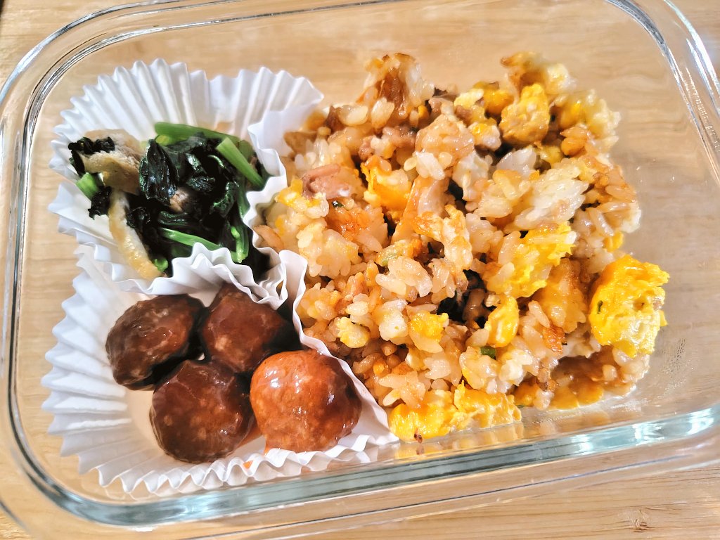 mimoiroblog's tweet image. 今日のお弁当🍱
チャーハン、ミートボール、おひたしΨ( &apos;ч&apos; ☆)
 #おうちごはん
 #お弁当記録