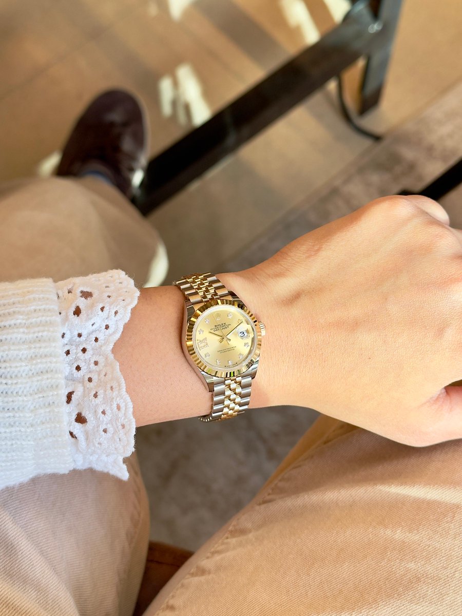 Element_iN_Time's tweet image. A wrist full of grace 💛
28mm Rolex Datejust Steel &amp;amp; 18K YG Champagne

elementintime.com/products/28mm-…