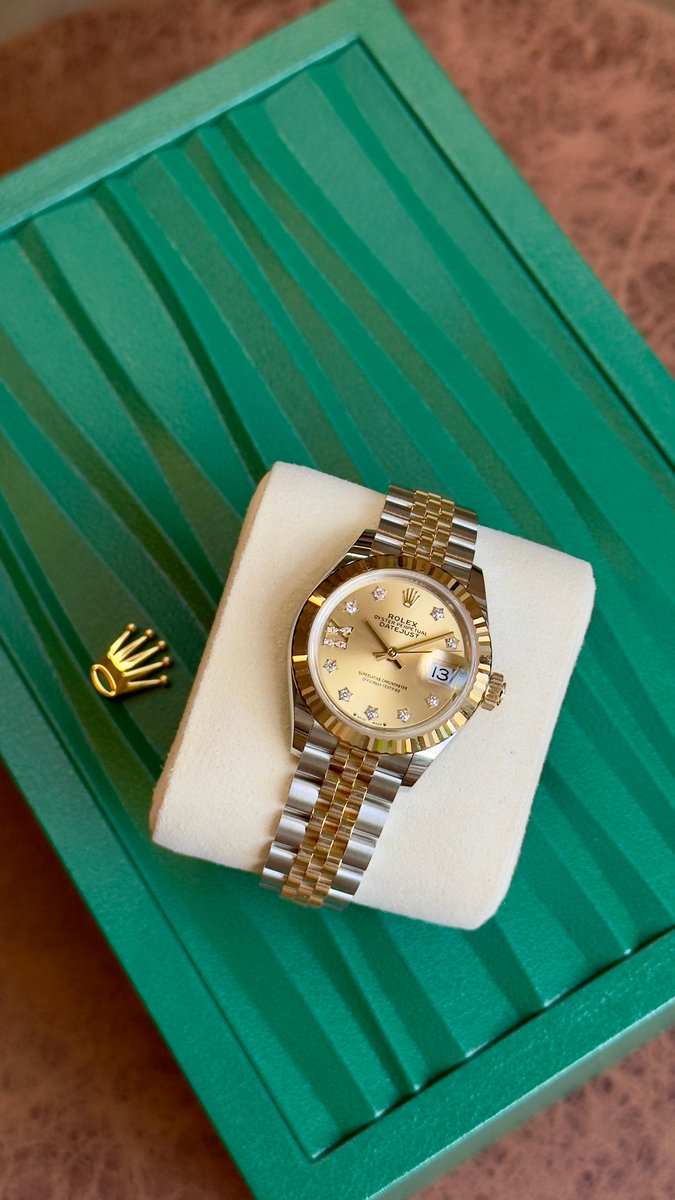 Element_iN_Time's tweet image. A wrist full of grace 💛
28mm Rolex Datejust Steel &amp;amp; 18K YG Champagne

elementintime.com/products/28mm-…