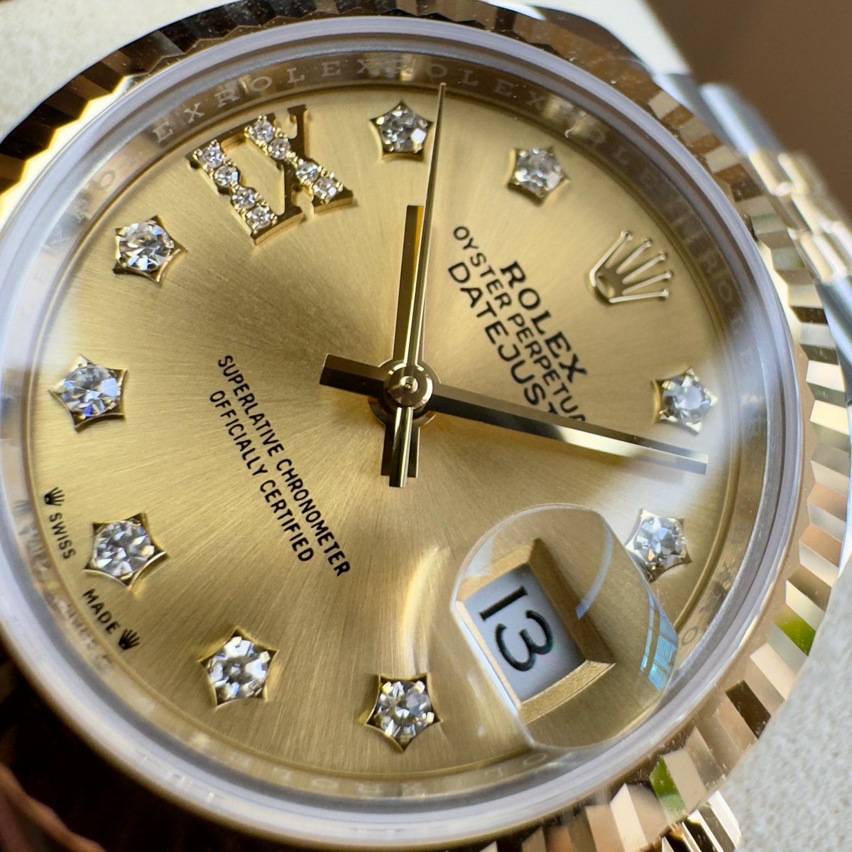 Element_iN_Time's tweet image. A wrist full of grace 💛
28mm Rolex Datejust Steel &amp;amp; 18K YG Champagne

elementintime.com/products/28mm-…