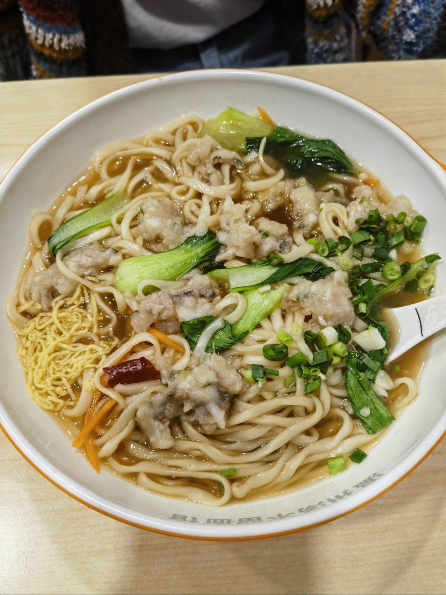 robertstmnt's tweet photo. 深夜食堂的暖光里，一碗热汤面卧着溏心蛋，咬开时蛋黄流心裹着面条——今天的疲惫，就落在这口��乎乎的热乎里啦 https://t.co/qQpkNAA3Jl