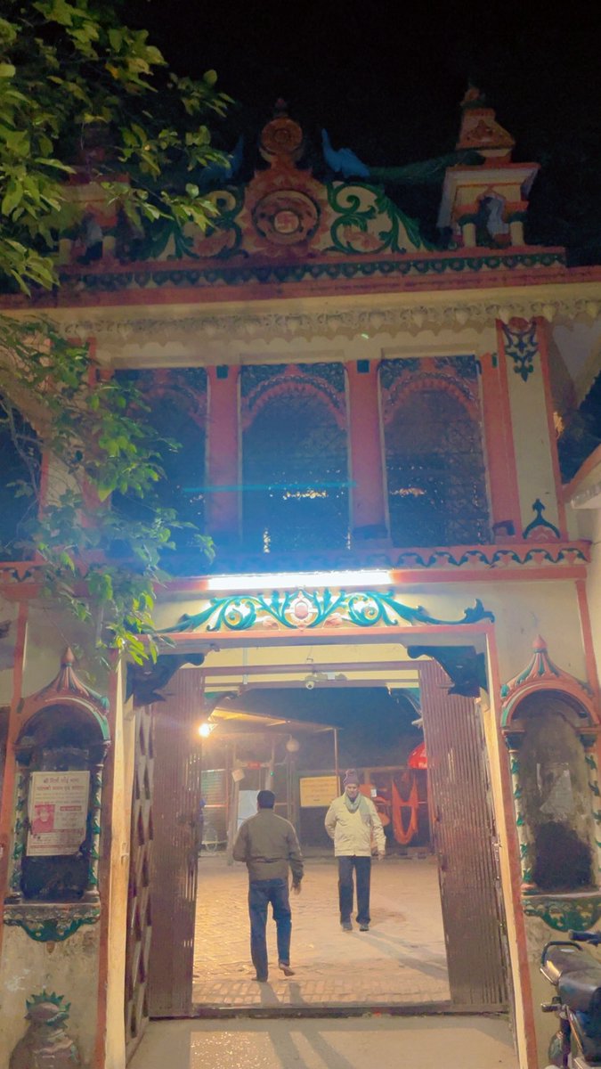 swatmishra0603's tweet image. रात 10 बजे काशी के संकट मोचन मंदिर 🛕 में भव्य आरती में शामिल होने का सौभाग्य मिलना अपने आप में बड़ी बात है…
मन गदगद और चित्त प्रफुल्लित हुआ आज..

अयोध्या ना सही आज यही भगवान का दर्शन मिल गया..

#संकटमोचन
#सीता_राम 🙏🏻🌺