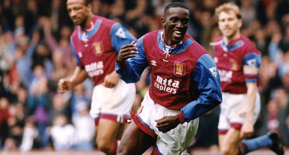thesoccerdemic's tweet image. #OnThisDay in 2000 Dwight Yorke scored his 1️⃣0️⃣0️⃣th #Premier League goal🙌🏾
⚽️His 1️⃣st came for #Villa in 9️⃣2️⃣ &amp;amp; 100 came for #ManUtd vs #DerbyCounty in a 3-0 win✨️
🌎He made history as the 1️⃣st Caribbean-born footballer to join the #EPL 1️⃣0️⃣0️⃣ Club🔥🇹🇹 #SocaWarriors #AVFC