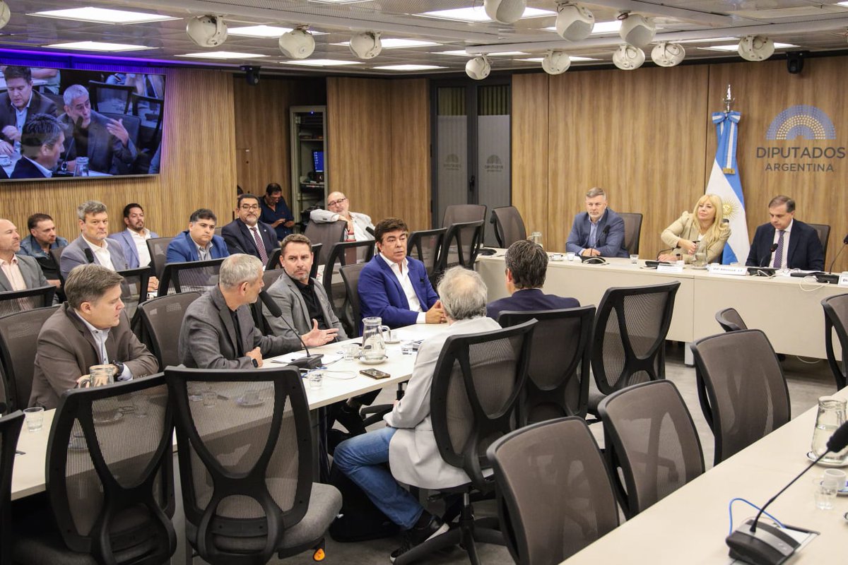 jorgeferraresi's tweet photo. 🗣️ Participamos de la reunión informativa de la comisión de Asuntos Municipales de @DiputadosAR junto al Consejo Federal de Intendentes y de la @FAMdeArgentina.

Conversamos sobre la situación de las áreas metropolitanas y la articulación con el Estado Nacional; del régimen tributario de los municipios y las dificultades actuales; el impacto de recientes disposiciones del Gobierno Nacional sobre las finanzas locales; una propuesta de modificación del régimen de IVA para las contrataciones realizadas por los municipios; además de asuntos vinculados a la autonomía, sustentabilidad y fortalecimiento de la gestión local.

Hay que tener en cuenta que los 2200 municipios de Argentina trabajamos y gestionamos con déficit cero. Ese dogma que esta tan fuerte hoy por hoy de administrar con déficit cero, es lo que hacemos los gobiernos locales todos los días.