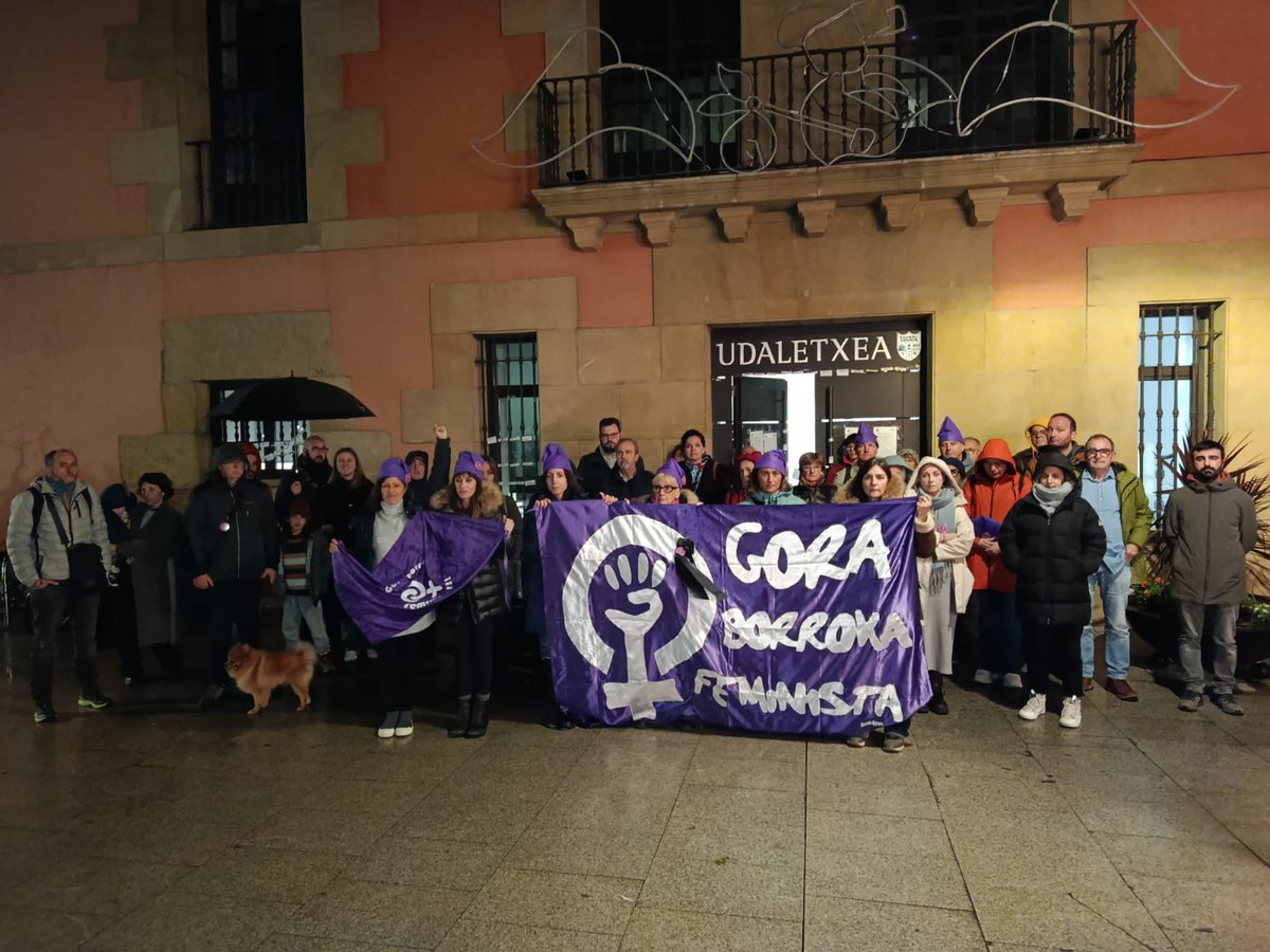 AlberroTeo's tweet image. ✋🟣 Gaur, iazko azaroaren 25etik Euskal Herrian eraildako sei
emakumeak gogora ekarri ditugu gure herriko kaleetan.
Eta, ezinbestean, iaz Antxon pairatu genuen erailketa gogora ekarri dugu,  hemendik egun batzuetara urtebete beteko baita. 

Maitasun osoz gogoratzen zaituztegu.