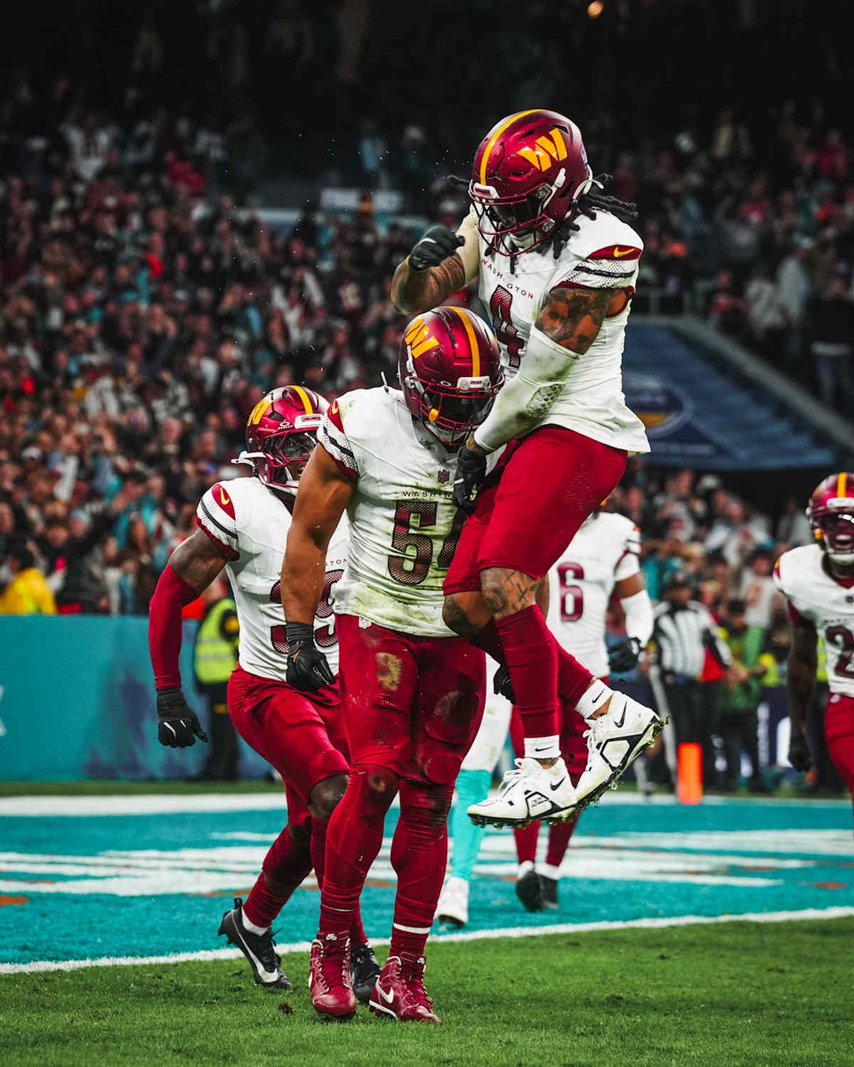 Commanders_DC's tweet image. Tweeting at the
@Commanders
 everyday until they follow me...

Day 2,004

Week 12 BYE. Well, we didn’t lose which is nice.  

#WashingtonCommanders #HTTC #RaiseHail #Day2004 2️⃣0️⃣0️⃣4️⃣