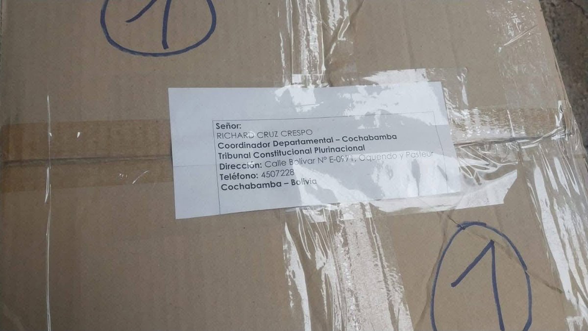 reddtvoficial's tweet image. Alarmas en el TCP: reportan la salida de varias cajas en plena tensión institucional

En medio de gran tensión, funcionarios y testigos reportaron la salida de varias cajas de las oficinas del Tribunal Constitucional Plurinacional (#TCP), hecho que ha generado alarma pública.…