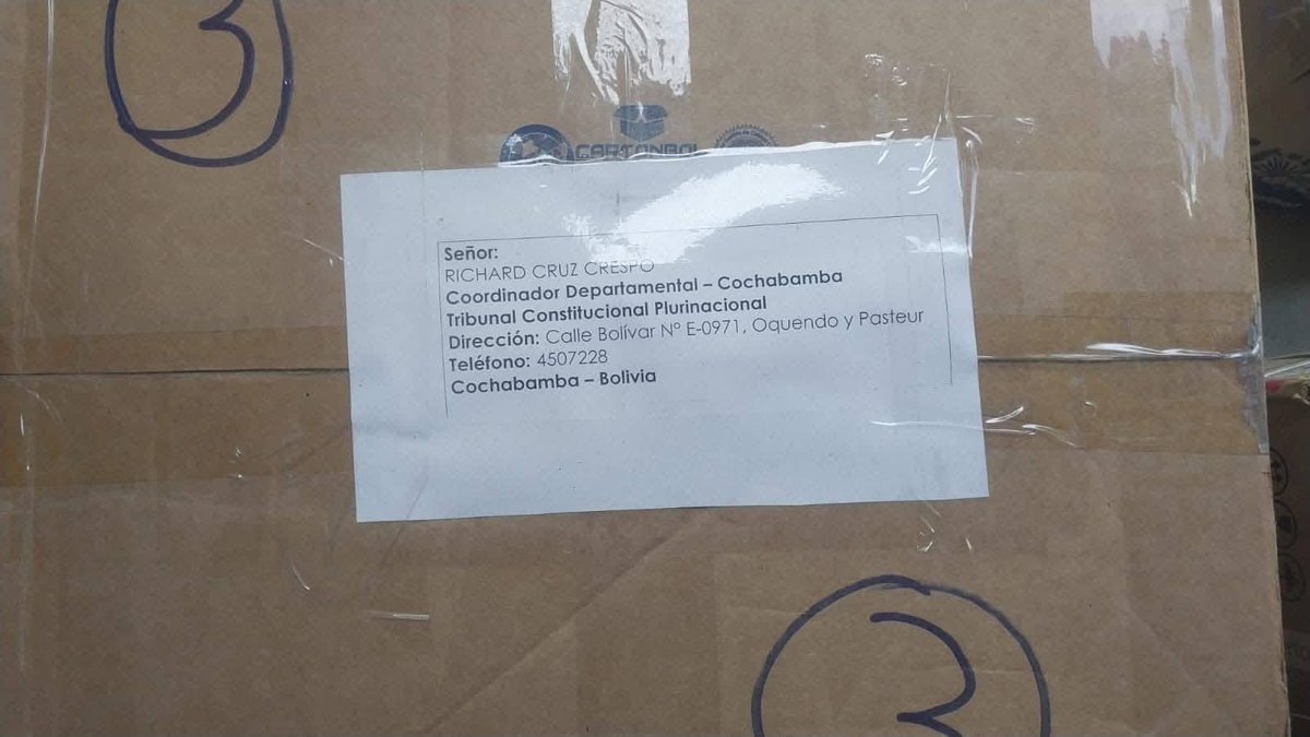 reddtvoficial's tweet image. Alarmas en el TCP: reportan la salida de varias cajas en plena tensión institucional

En medio de gran tensión, funcionarios y testigos reportaron la salida de varias cajas de las oficinas del Tribunal Constitucional Plurinacional (#TCP), hecho que ha generado alarma pública.…