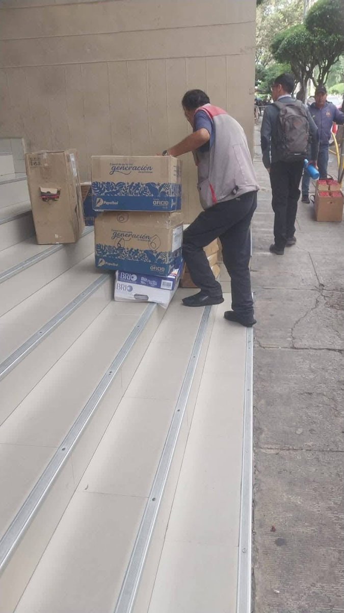 reddtvoficial's tweet image. Alarmas en el TCP: reportan la salida de varias cajas en plena tensión institucional

En medio de gran tensión, funcionarios y testigos reportaron la salida de varias cajas de las oficinas del Tribunal Constitucional Plurinacional (#TCP), hecho que ha generado alarma pública.…