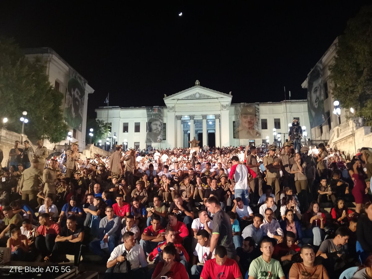 Lista la escalinata de la UH para rendir tributo a Fidel. #100AñosConFidel