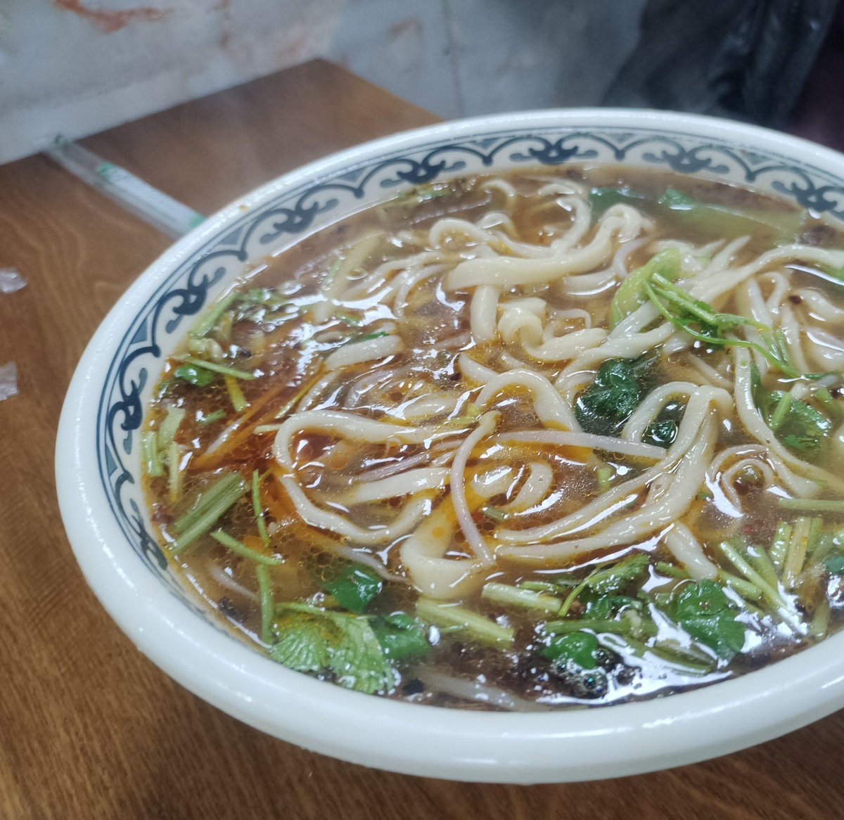 1993Lera's tweet photo. 藏在巷子里的现炒浇头面！浇头巨足+现煮手擀面，嗦一口鲜到跳脚，人均15吃到撑，周末赶早来避开人潮～ https://t.co/SDeGhK6wJS