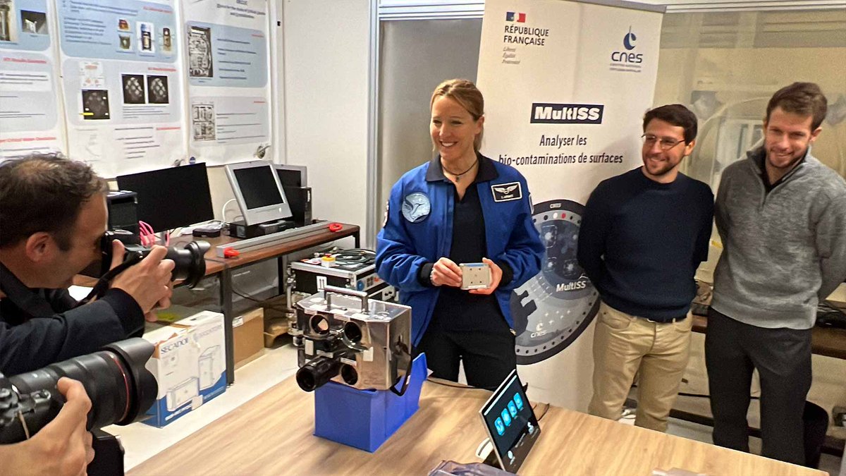 bossard_joris's tweet photo. Hier lundi 24 novembre, @Soph_astro était de passage au @CNES à @Toulouse au #CADMOS pour rencontrer les équipes et présenter les 7 expériences scientifiques de la mission εpsilon lors d'une conférence de presse.
Le décollage de Sophie Adenot à destination de la @Space_Station à bord de la capsule Crew Dragon de @SpaceX est prévu pour le dimanche 15 février 2026, voici le nom des 7 expériences scientifique qu'elle va réaliser en apesanteur ci-dessous.
EchoFinder : Réaliser des échographies en totale autonomie à l’aide de la réalité augmentée et de l’intelligence artificielle, sans nécessiter d’expertise médicale préalable ni de guidage depuis la Terre. Objectif de valider cette technologie pour les futures missions vers la Lune ou Mars, où les délais de communication rendront la télémédecine difficile.
PhysioTool : Pour suivre divers paramètres physiologiques de l’astronaute : sa tension artérielle, sa fréquence cardiaque et respiratoire, sa saturation en oxygène et son activité cérébrale à l’aide de capteurs synchronisés.
Echo-Bones : Utilisation d'une nouvelle sonde pour réaliser des échographies osseuses. Pour cette expérience, c’est le tibia de Sophie qui sera particulièrement scruté. L’objectif de cette expérience est d’étudier les modifications de l’anatomie, la densité et le flux sanguin dans les os après un séjour prolongé en micropesanteur.
MatISS-4 : Caractériser les contaminants atmosphériques de l’ISS et empêcher la croissance des micro-organismes grâce à des surfaces innovantes. Il intègre de nouveaux traitements de surface et des outils d’analyse avancés. MatISS-4 est une évolution des versions précédentes de l’expérience MatISS, dont la première a été déployée en 2016. L’objectif de cette expérience est de concevoir des matériaux anti-microbiens pour les futurs véhicules spatiaux et des applications terrestres, notamment dans les environnements médicaux ou les transports publics.
MultISS : Destiné à analyser les bio-contaminations de surfaces à bord de l’ISS par analyse multi-spectrale et par fluorescence. L’objectif de cette expérience est de caractériser le développement des contaminants biologiques dans les engins spatiaux afin pour protéger la santé des astronautes et d’assurer la durabilité des équipements lors des missions de longue durée. L’entreprise toulousaine @COMATSPACE est notamment impliquée dans cette expérience.
EuroSuit : Tester un prototype textile de combinaison intra-véhiculaire à bord de l’ISS. l’évaluation portera sur son ergonomie ainsi que sur sa facilité d’enfilage et de retrait. L’objectif de cette expérience est de soutenir la souveraineté européenne en matière d’exploration spatiale habitée. @Spartan__space et @Decathlon sont les partenaires de ce projet.
ChlorISS : Cette initiative éducative implique la germination simultanée de graines d’Arabette des dames et de mizuna en micropesanteur à bord de l’ISS et sur Terre, reproduite par des milliers de classes.
L’expérience connectera jusqu’à 4 500 établissements scolaires. Leur permettant d’observer l’influence de la lumière et les effets de la gravité sur la germination et la croissance des plantes. L’objectif est de susciter l’intérêt des jeunes pour les disciplines scientifiques et techniques.
Images : @CiteEspace