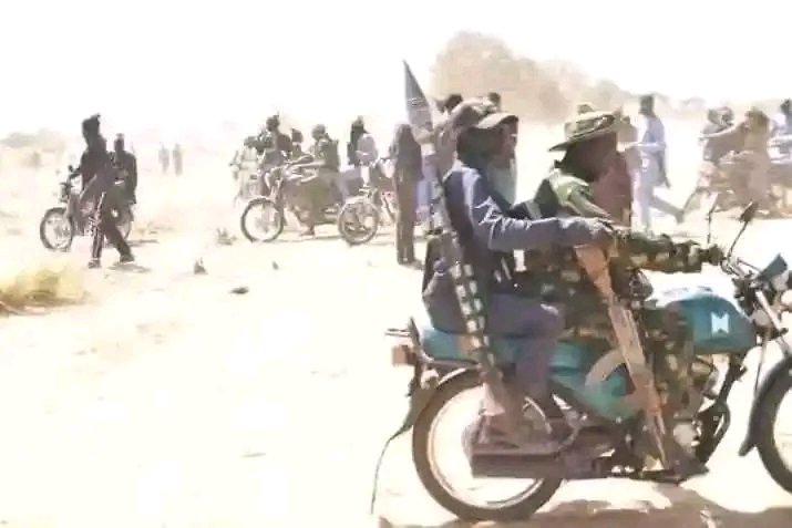 ParallelFacts's tweet image. Panic in Kwara as Terrorists on Over 40 Motorcycles Reportedly Advance Toward Lile Community parallelfactsnews.com/terrorists-adv…