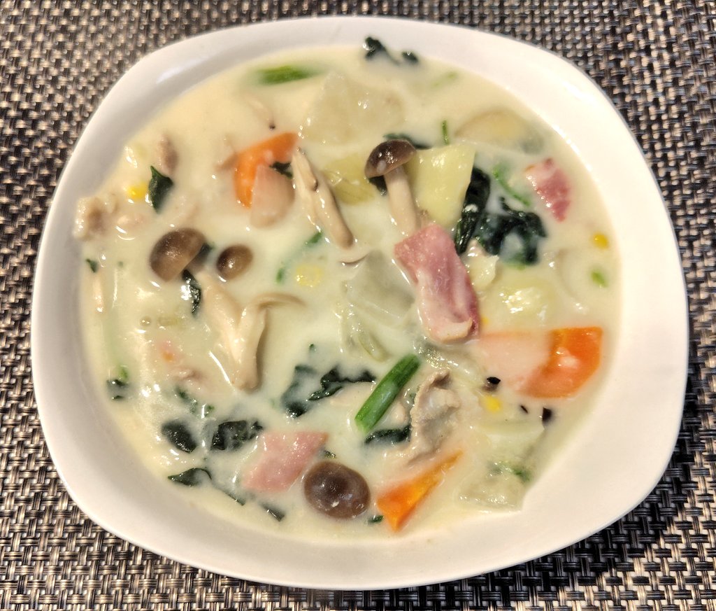 tomumaruchan2's tweet image. おはようございます😊

夕べは寒かったので
シチュー🍲にしました

いつもの具材に
ベーコン🥓、コーン🌽
ほうれん草…沢山入れたら
ボリューミーに
美味しく(´～｀)ﾓｸﾞﾓｸﾞしました

あと5日で11月も終わり
週中水曜日頑張りましょう✊️