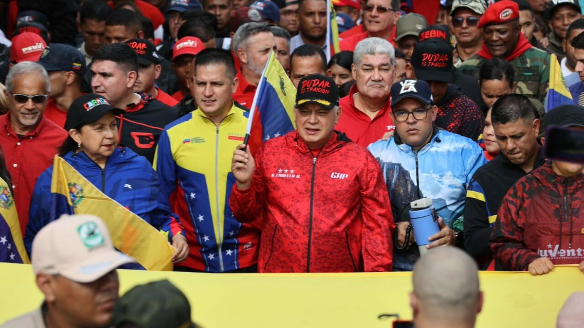 JessGonzle5559's tweet image. Diosdado Cabello afirmó que a EE.UU. se le cayó la narrativa del &quot;Cartel de los Soles&quot; y el Tren de Aragua, por lo que retoman la excusa del &quot;cambio de régimen&quot; con el objetivo de robar los recursos del país.

venezuela-news.com/diosdado-cabel…
#Venezuela #robo #Noticias #Paz #recursos