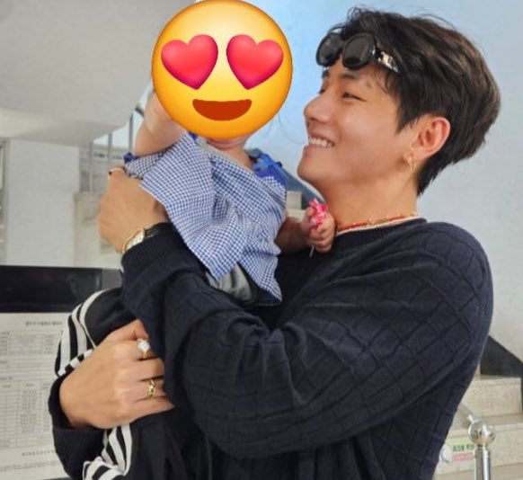 THVambassador's tweet image. In the spirit of buff hyung, here&apos;s my own collection of underrated buff hyung pics

#V #KimTaehyung