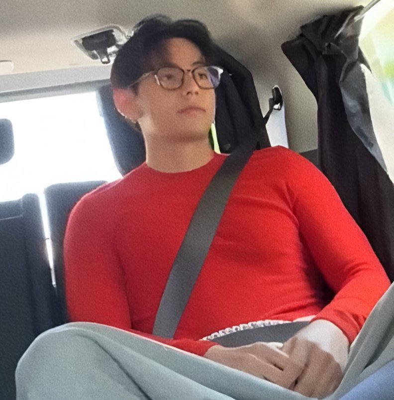 THVambassador's tweet image. In the spirit of buff hyung, here&apos;s my own collection of underrated buff hyung pics

#V #KimTaehyung