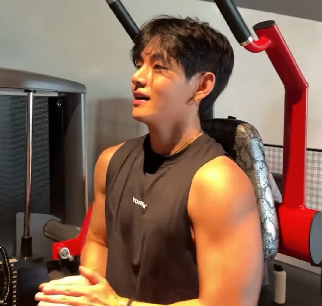 THVambassador's tweet image. In the spirit of buff hyung, here&apos;s my own collection of underrated buff hyung pics

#V #KimTaehyung