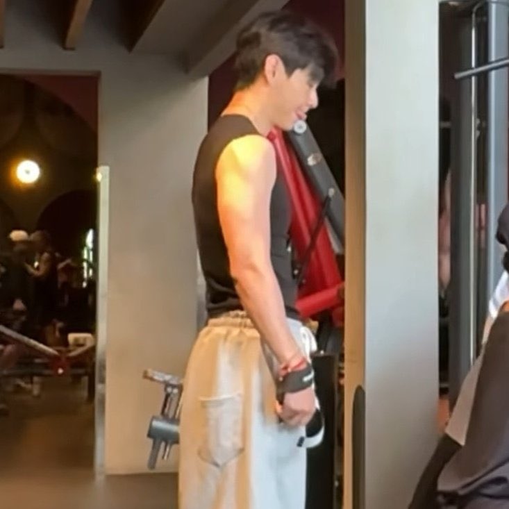 THVambassador's tweet image. In the spirit of buff hyung, here&apos;s my own collection of underrated buff hyung pics

#V #KimTaehyung