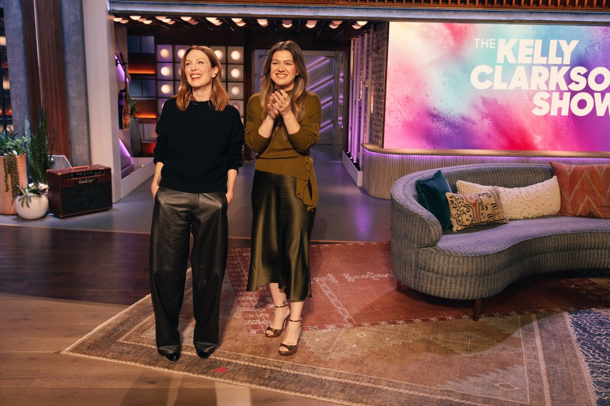 KellyClarksonTV's tweet image. Catching up with the lovely Julianne Moore and Tom Bateman today on Kelly, PLUS an update from Love Beyond Walls and Lawrence is here to kick off our holiday #giftguide!