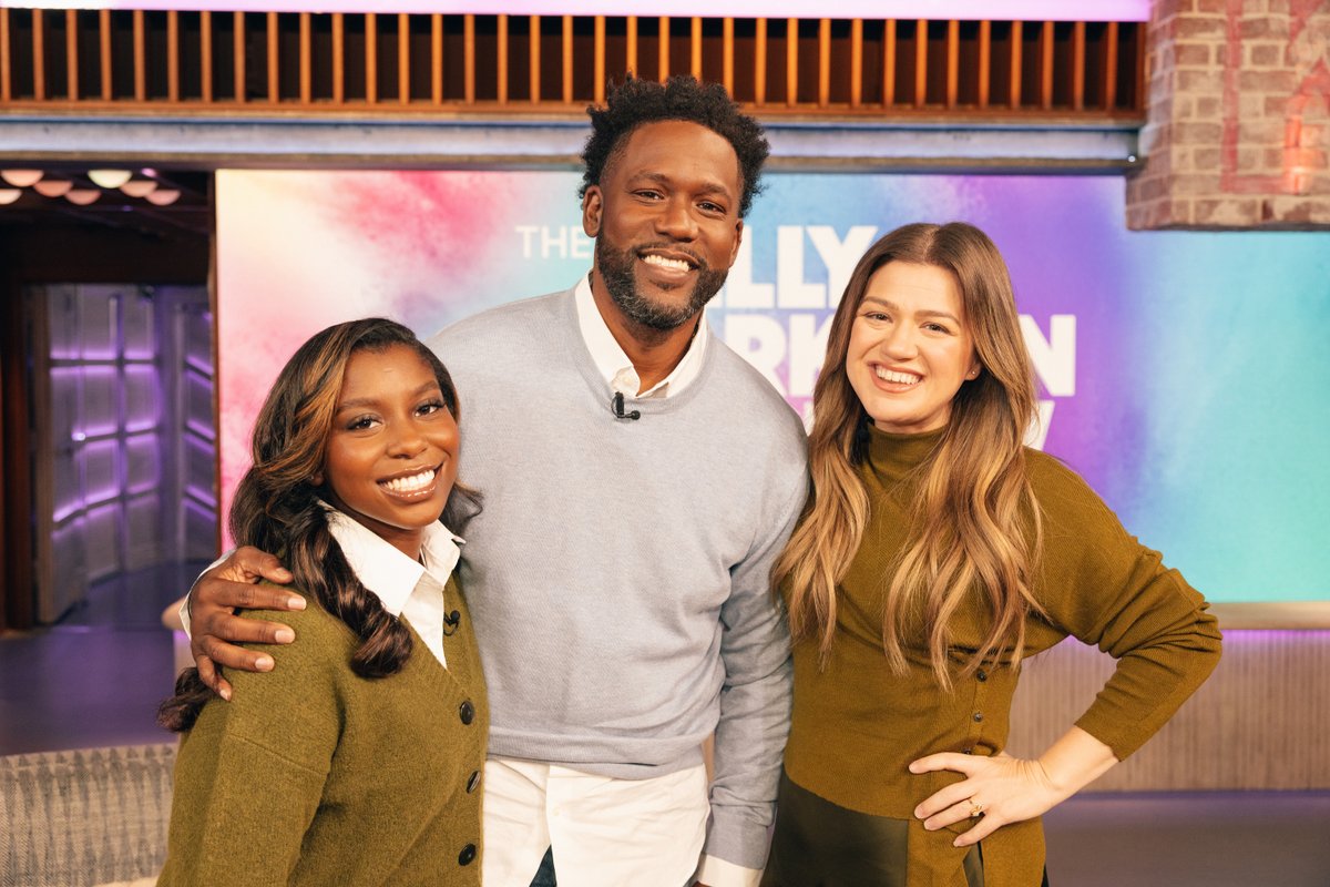 KellyClarksonTV's tweet image. Catching up with the lovely Julianne Moore and Tom Bateman today on Kelly, PLUS an update from Love Beyond Walls and Lawrence is here to kick off our holiday #giftguide!