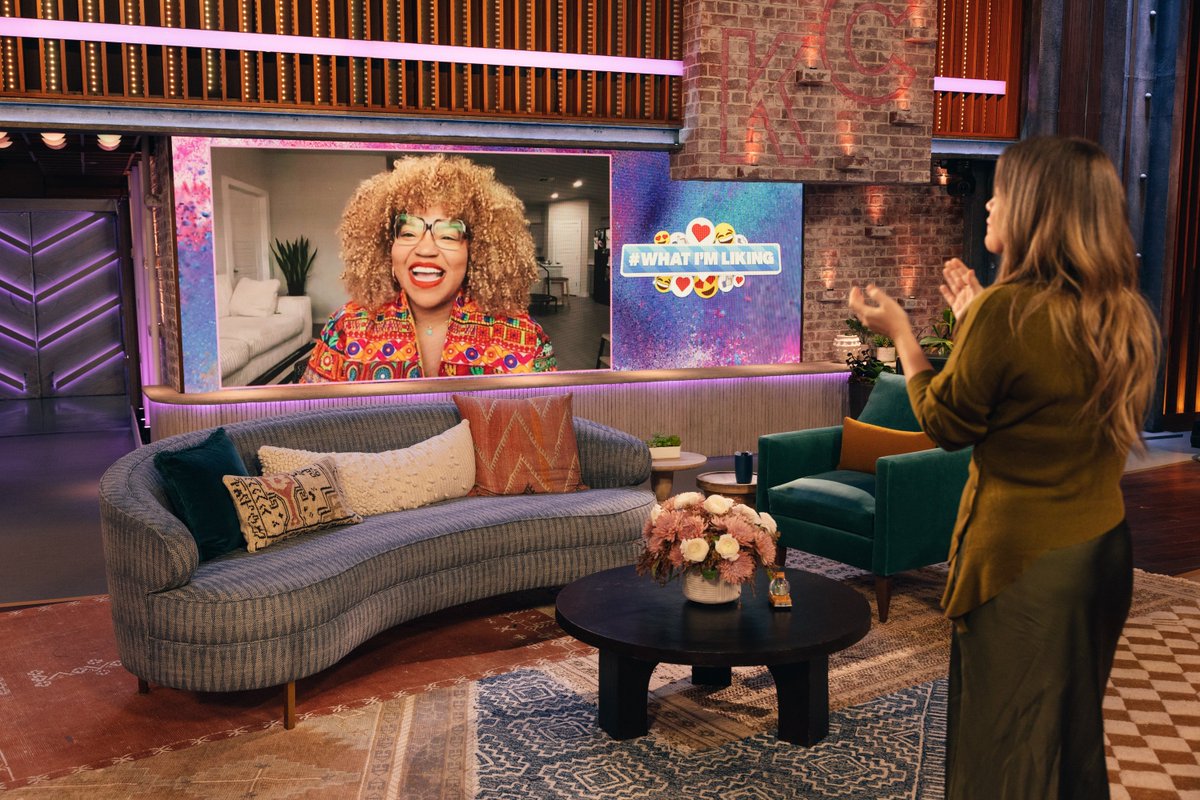 KellyClarksonTV's tweet image. Catching up with the lovely Julianne Moore and Tom Bateman today on Kelly, PLUS an update from Love Beyond Walls and Lawrence is here to kick off our holiday #giftguide!