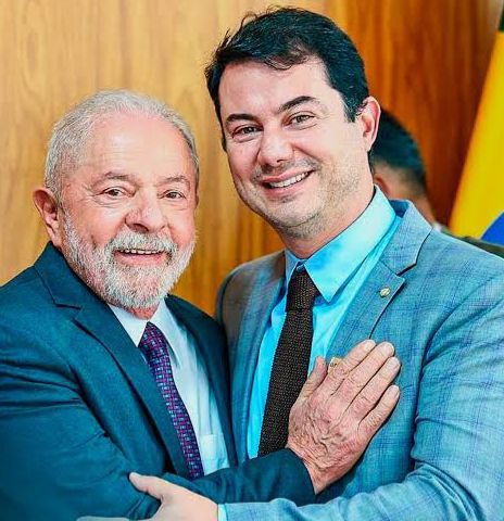 DepClodoaldoM's tweet photo. HISTÓRICO! O presidente Lula sancionou a lei que garante fisioterapia no SUS para quem passou por mastectomia (cirurgia de retirada da mama). Esse cuidado ajuda na recuperação após o tratamento. Agora, além da reconstrução, a fisioterapia também é garantida. Faz o L! ❤️🇧🇷👏🏼 https://t.co/zrx6qoUI8E