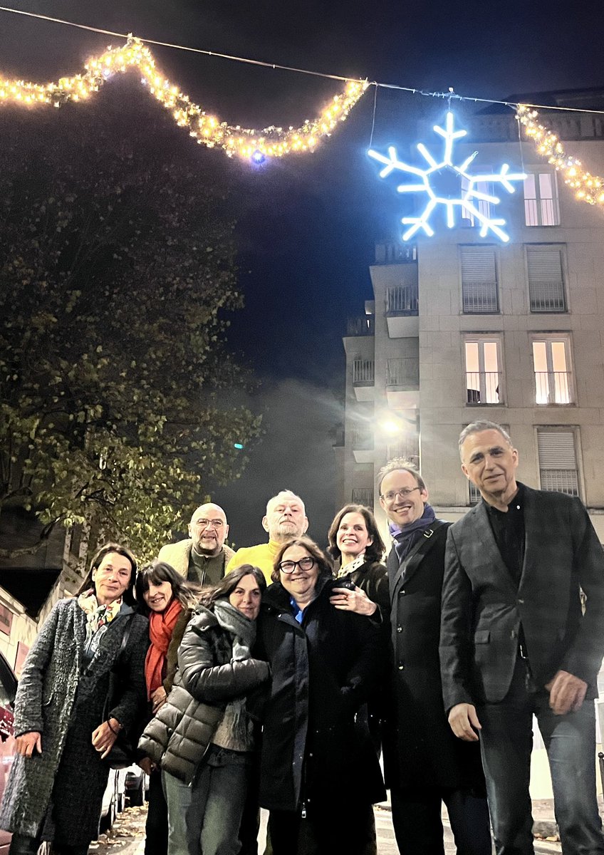 🎄inauguration des Illuminations de noël 2025 dans la rue Saint-Jacques 
Merci aux commerçants
#heureuxCommeLe5 #Paris5