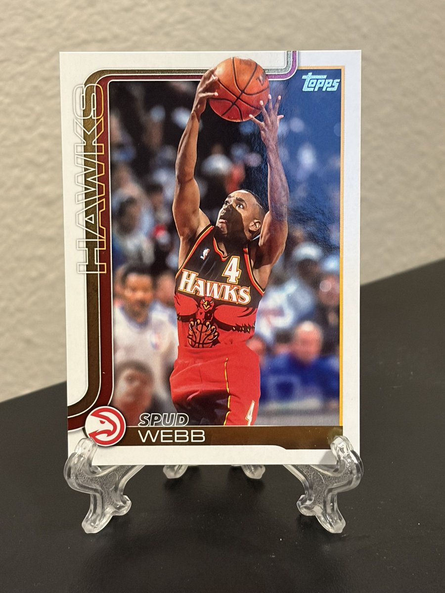 sportscollectFL's tweet image. 2025 Topps Spud Webb

Spud Webb Career Stats &amp;amp; Highlights
•12 seasons
•9.9 PPG
•5.3 APG
•2.1 RPG
•1,742 assists w/ Sacramento (franchise leader at the time)
•1986 Slam Dunk Contest Champion 🏆
#SpudWebb #NBA #thehobby