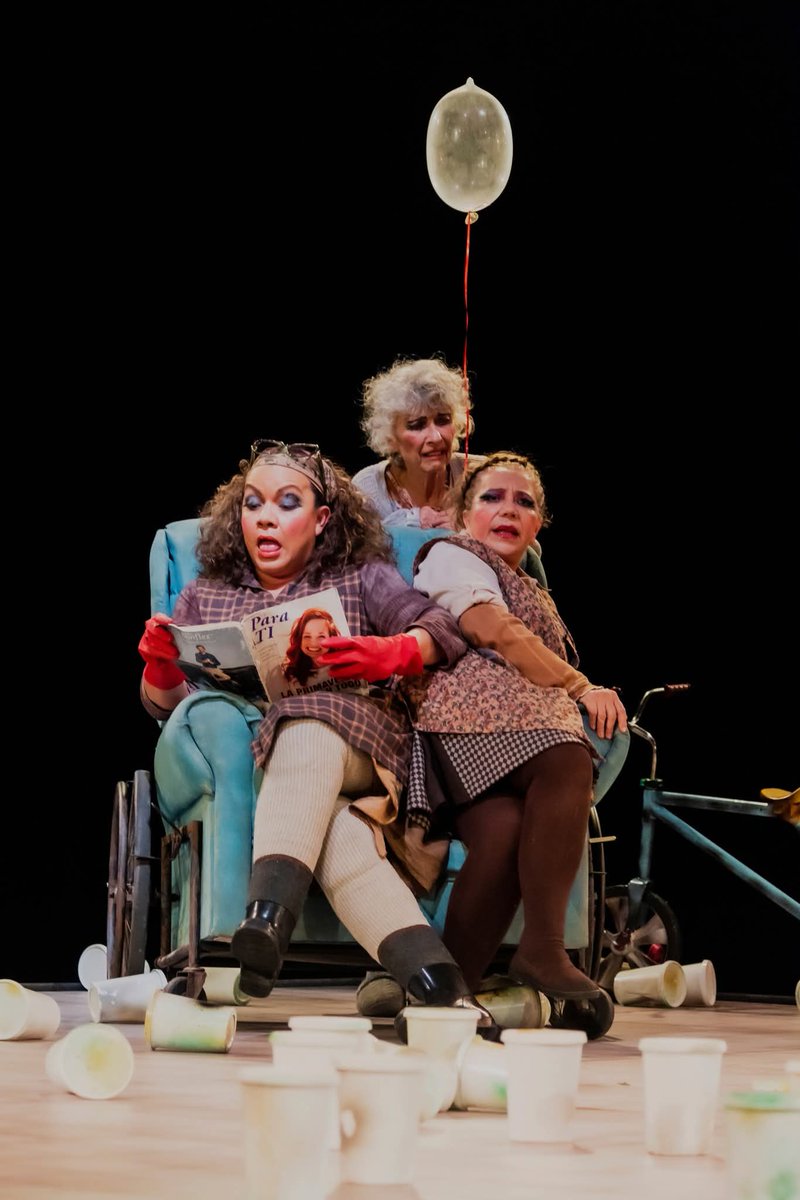 Tenemos pases para hoy martes
Entre nosotros todo va bien
Rt + Nombre por msj privado 
Ganadora del Premio Nike de Literatura
De Dorota Masłowska (Polonia), Dirección: Diego del Río (México)
Con las actuaciones de Paloma Woolrich, Pilar Flores del Valle, Anahí Allue, Mónica