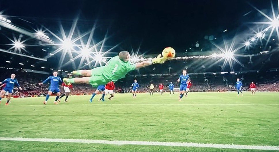 blue6oy's tweet photo. One can only hope that this week has been somewhat of a learning curve for @LeeDixon2 

For the avoidance of doubt though - Jordan Pickford is the one on the left. Nick Pope is the one on the right. 

It’s not rocket science mate. 👍🏻 https://t.co/zaWrqjyjRX