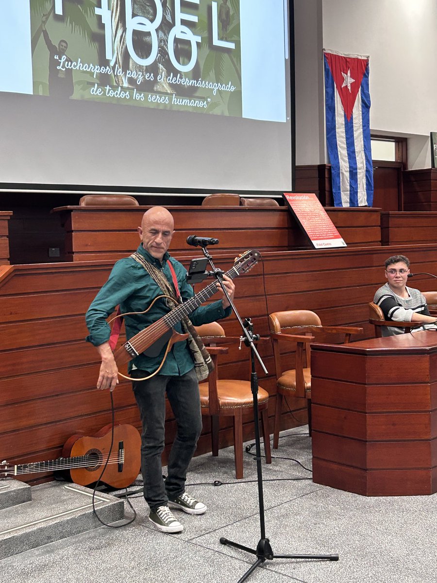 Homenaje a Fidel en la Universidad Nacional de Colombia 🇨🇴 

#FidelPorSiempre #FidelViveEntreNosotros #FidelCastro