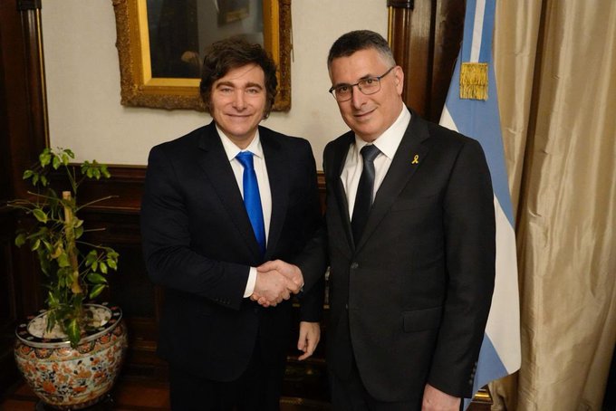 Javier Milei recibió a Gideon Saar, ministro de Asuntos Exteriores de Israel y anunció que la embajada de Argentina en Israel se trasladará a Jerusalén a principios de 2026 identidades.com.ar/javier-milei-r… <a href="/JMilei/">Javier Milei</a> <a href="/gidonsaar/">Gideon Sa'ar | גדעון סער</a> <a href="/pabloquirno/">Pablo Quirno</a> <a href="/axelwahnish/">Axel Wahnish</a> <a href="/IsraelArgentina/">Israel en Argentina</a> <a href="/argenisrael/">Argentina en Israel</a>