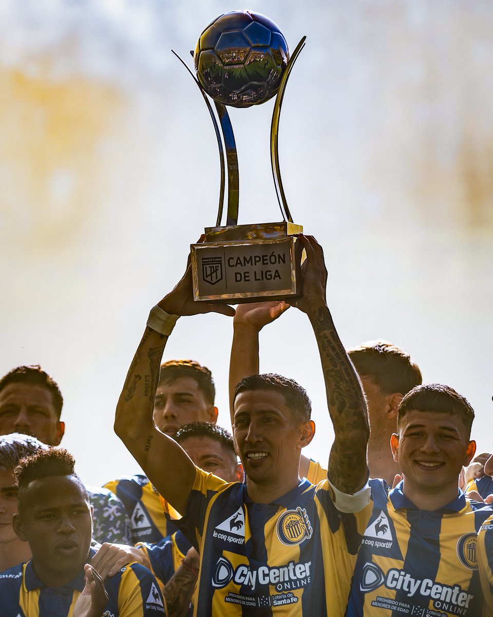 RosarioCentral's tweet image. Sueño cumplido. El título que le faltaba. 🥹💙💛

Ángel Di María, campeón con Central en su casa. 🏟️🏆