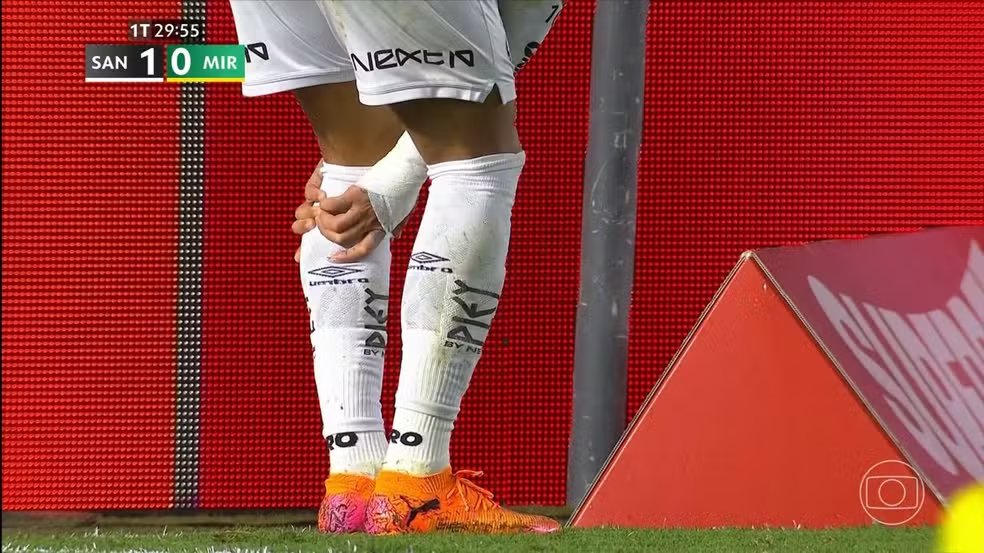 geglobo's tweet image. 🚨Neymar sofre lesão no joelho e não deve mais jogar em 2025  ➡️  glo.bo/4ogSuig

📸 Reprodução