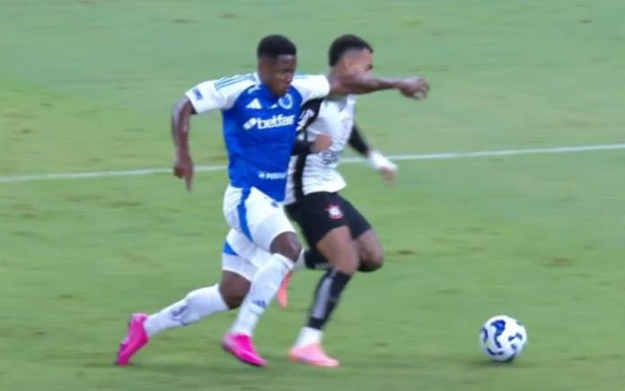 🗞️| INFORMAÇÃO!

Rodrigo Cintra admitiu aos árbitros, em reunião hoje, que houve erro na não marcação do pênalti no Bruno Henrique contra o Fluminense e no gol anulado do Cruzeiro diante do Corinthians.

Coincidência: O VAR era o Wagner Reway nos dois lances.