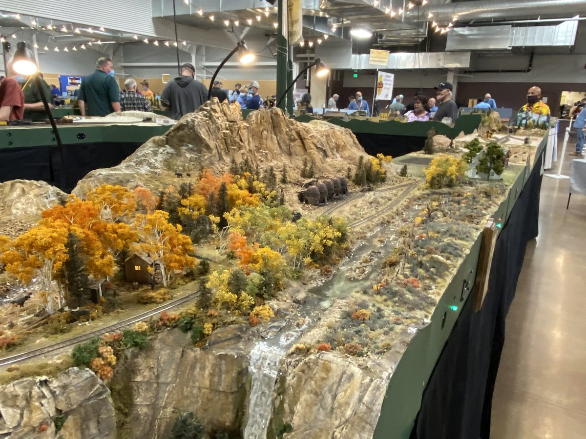 RkyMtnTrainShow's tweet image. Looking for things to do with the family over the weekend? Head to Loveland for the Holiday Train Show! 🚂 Kids 12 &amp;amp; under get in free and Santa will there for free photo opps! RockyMountainTrainShow.com