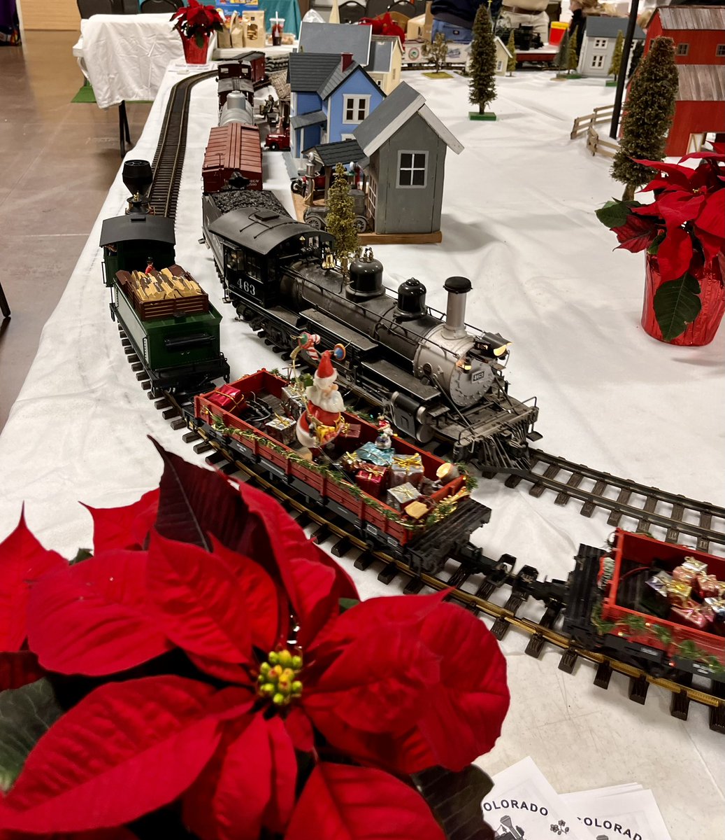 RkyMtnTrainShow's tweet image. Looking for things to do with the family over the weekend? Head to Loveland for the Holiday Train Show! 🚂 Kids 12 &amp;amp; under get in free and Santa will there for free photo opps! RockyMountainTrainShow.com